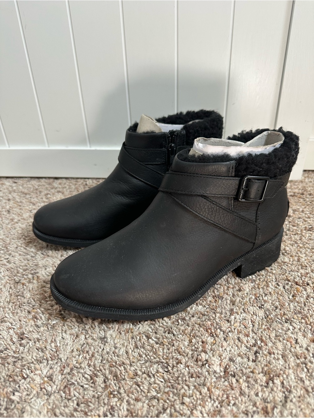 UGG Women’s Black Leather Ankle Boots Size 10 Wool Lined Buckle Zip NWT